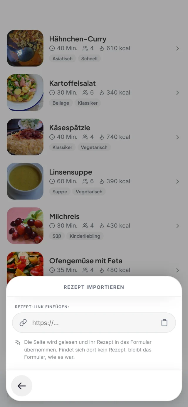 Blatt Rezept importieren mit dem Feld für den Rezept-Link über dem Kochbuch mit Hähnchen-Curry, Kartoffelsalat und Käsespätzle
